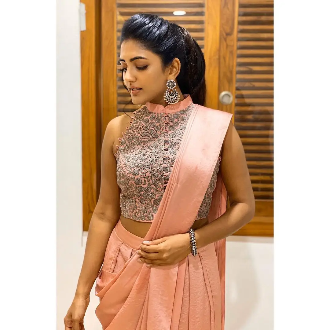EESHA REBBA STILLS IN INDIAN TRADITIONAL PINK SAREE BLUE BLOUSE 3